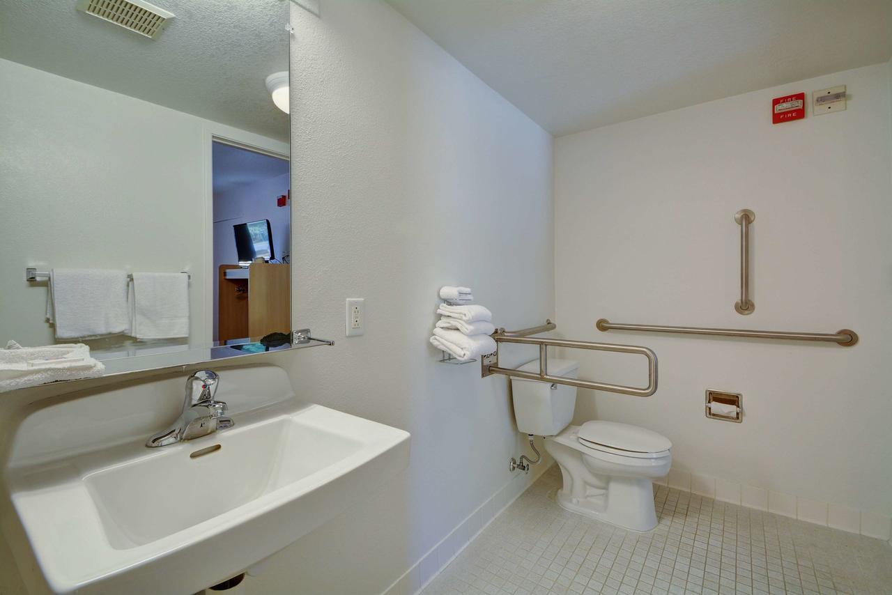 Motel 6-Windsor Locks, CT - Hartford Exteriör bild